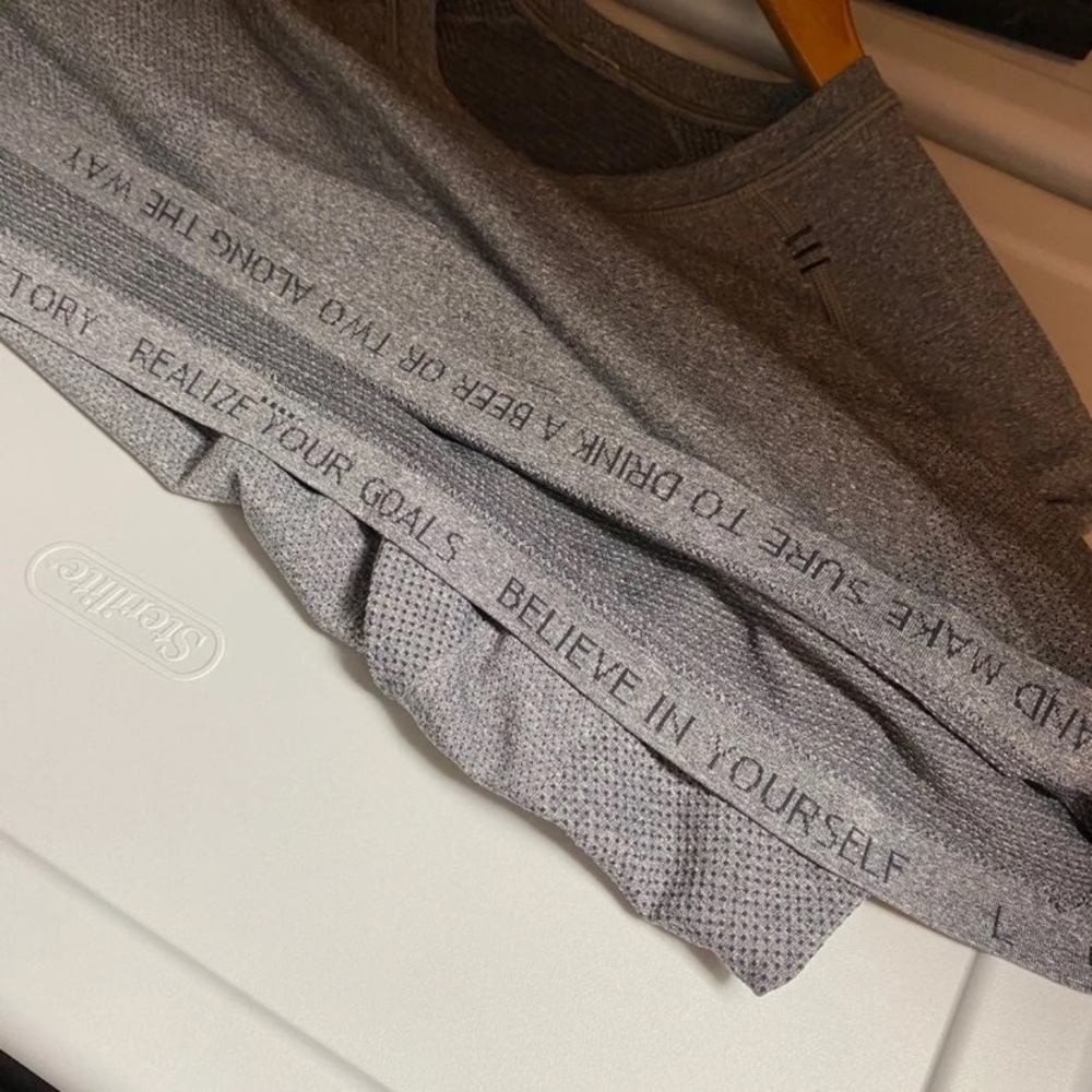 ❌SOLD❌Men’s Large Grey Active Lululemon Shirt - Picture 9 of 14